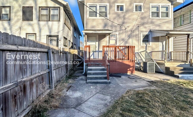 Building Photo - 3 Bed /1 Bath Townhome / Pet-Friendly / Vouchers Accepted / Available Now!