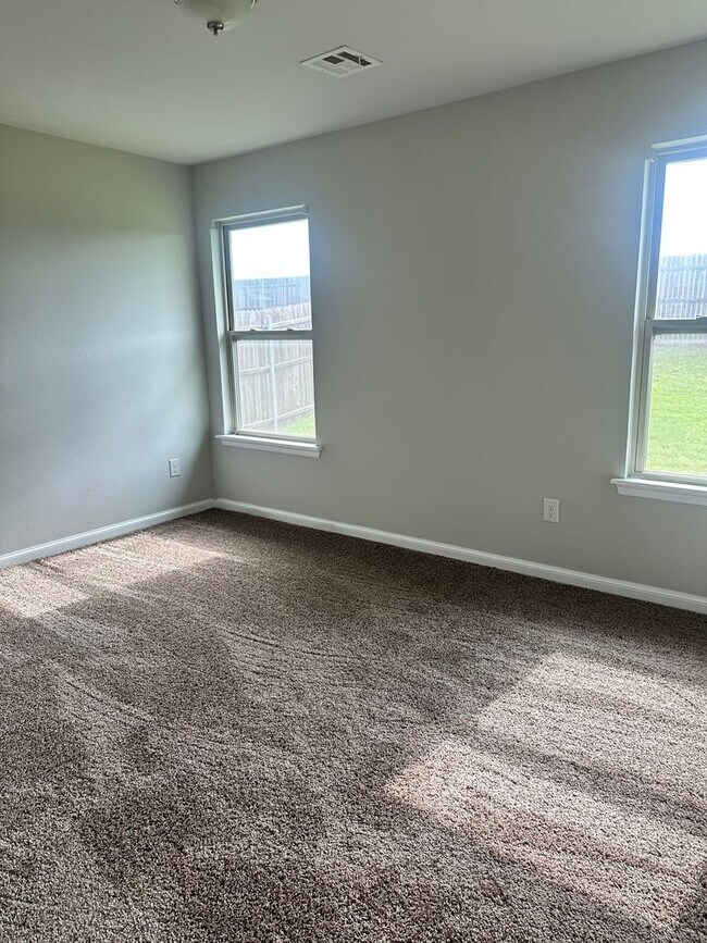 Building Photo - FIRST MONTH FREE - 4 BEDROOMS!