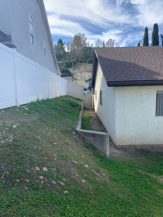 Building Photo - 3 Bedroom 2 Bath Cowles Mountain Home For Rent