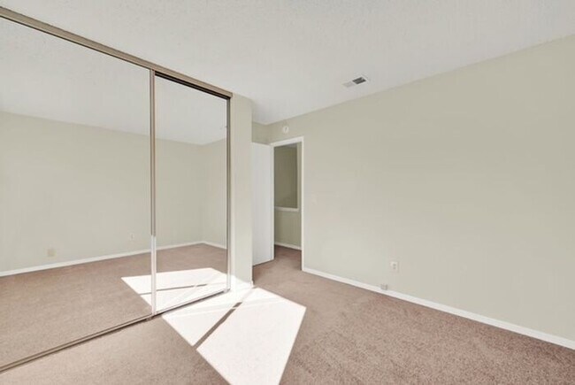 Building Photo - Great 3 bed, 1.5 bath Condo in Vacaville -...