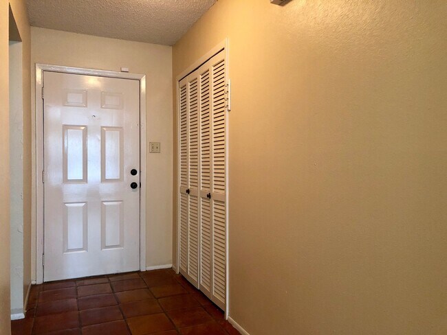 Building Photo - 6726 Country Field Dr