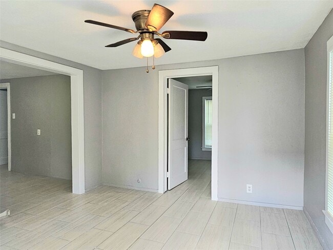 Building Photo - 217 Cockerel St