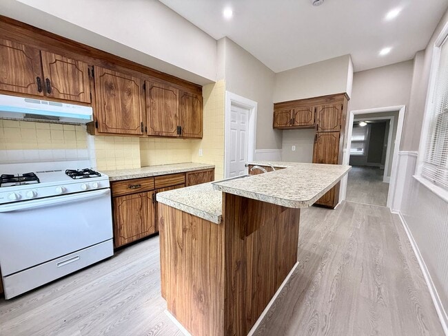 Building Photo - Spacious 4-Bedroom Home in West Philadelphia