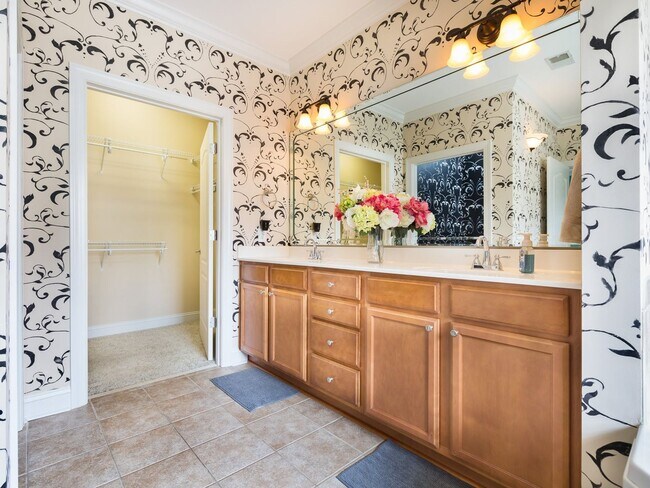 Building Photo - Beautiful 3 Bed 2 Bath Condo with Communit...
