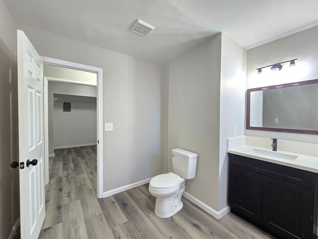 Building Photo - Spacious 4- Bedroom Remodeled Home in Palm...