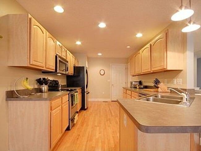 Building Photo - Spacious home with 5 bedrooms and 3 full b...