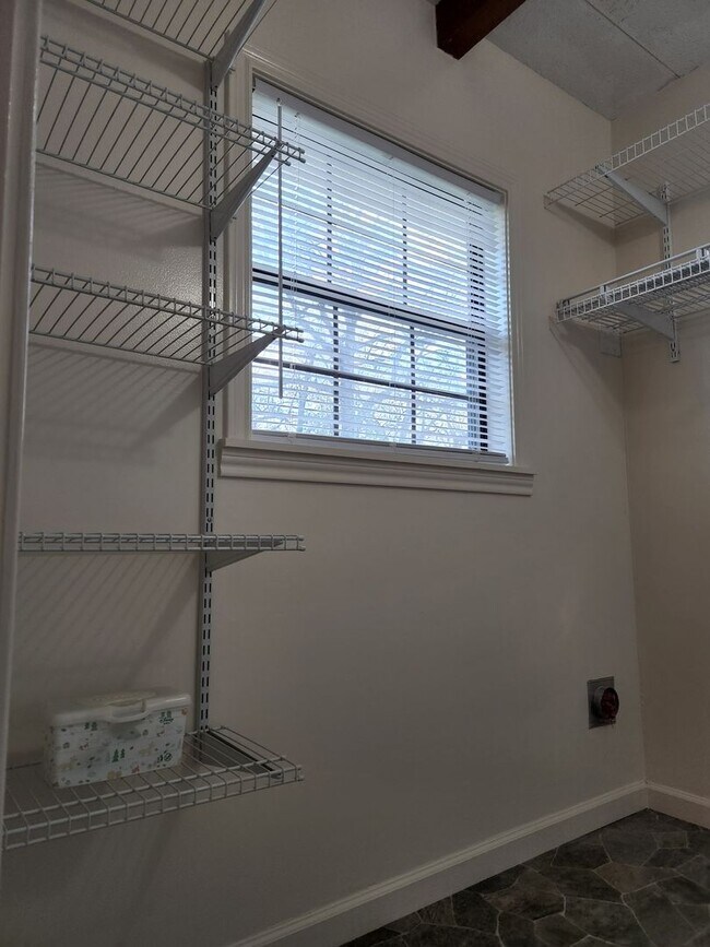 Building Photo - 1827 S Fredonia St