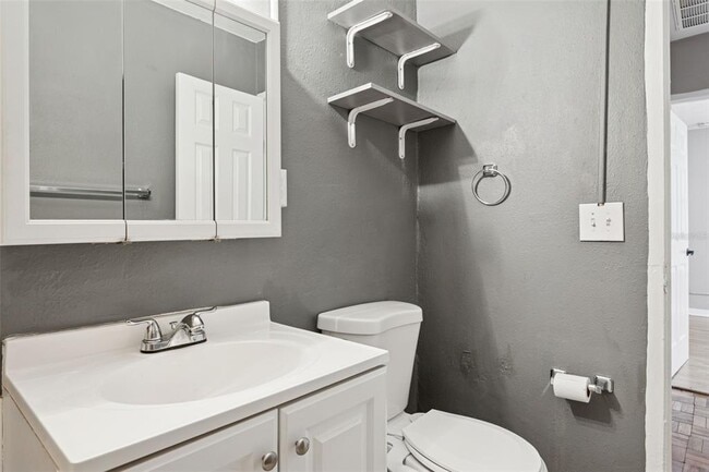 Building Photo - 1308 E Sligh Ave