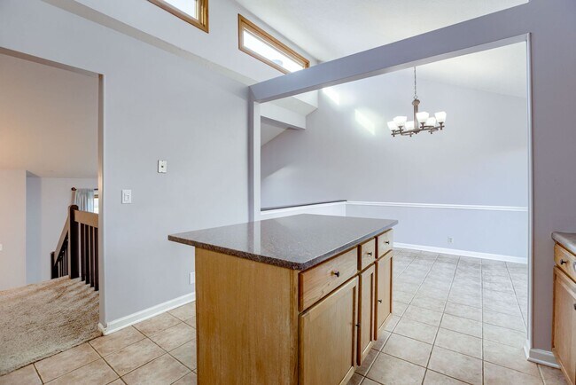 Building Photo - Light-Filled 4-Bedroom in Millard!!
