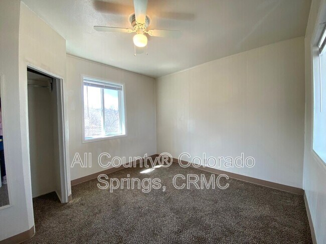 Building Photo - 114 W Brookside St