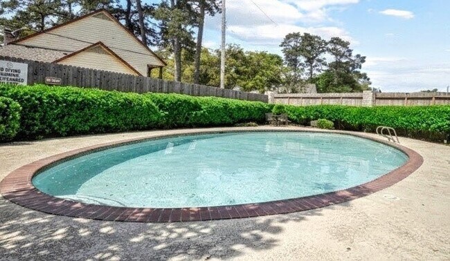 Building Photo - 17641 Red Oak Dr