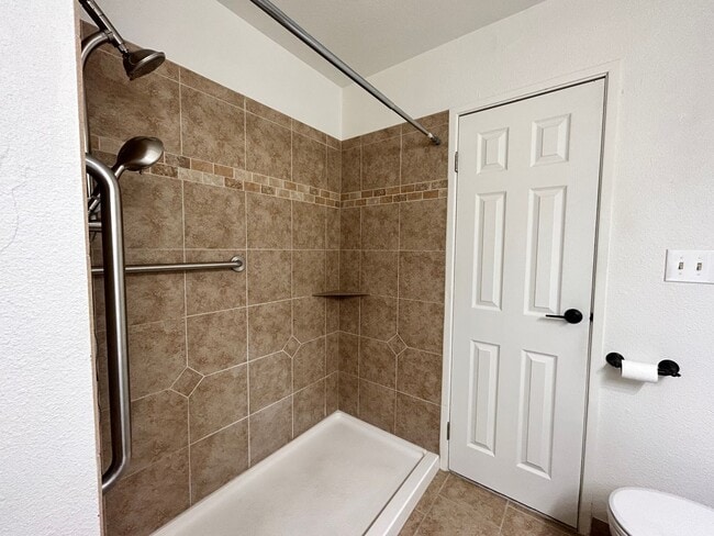 Building Photo - 140 E Highline Cir