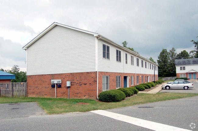 Building Photo - Oak Hill Square