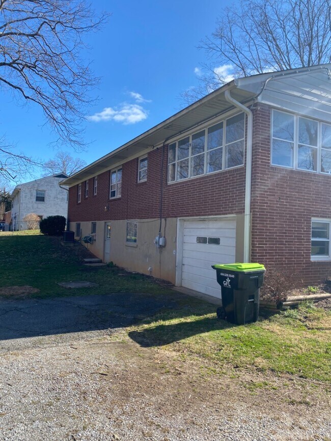 Building Photo - 242 White Pine Dr