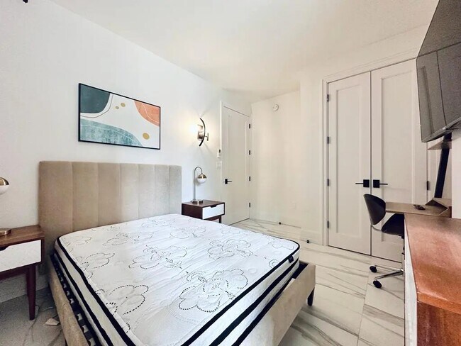 Building Photo - Furnished room/NOT APARTMENT
