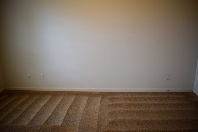 Building Photo - Spacious 3 bedroom, 2.5 bathroom duplex!
