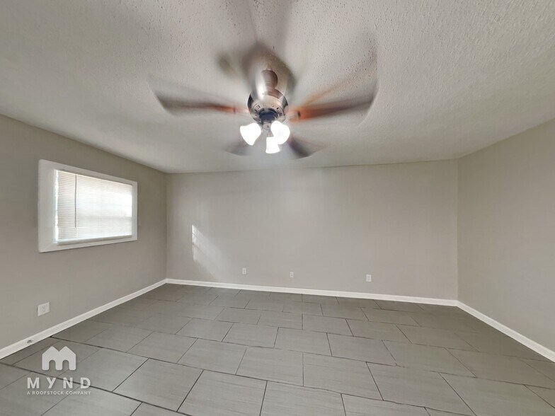 Building Photo - 5607 Maple Tree Dr