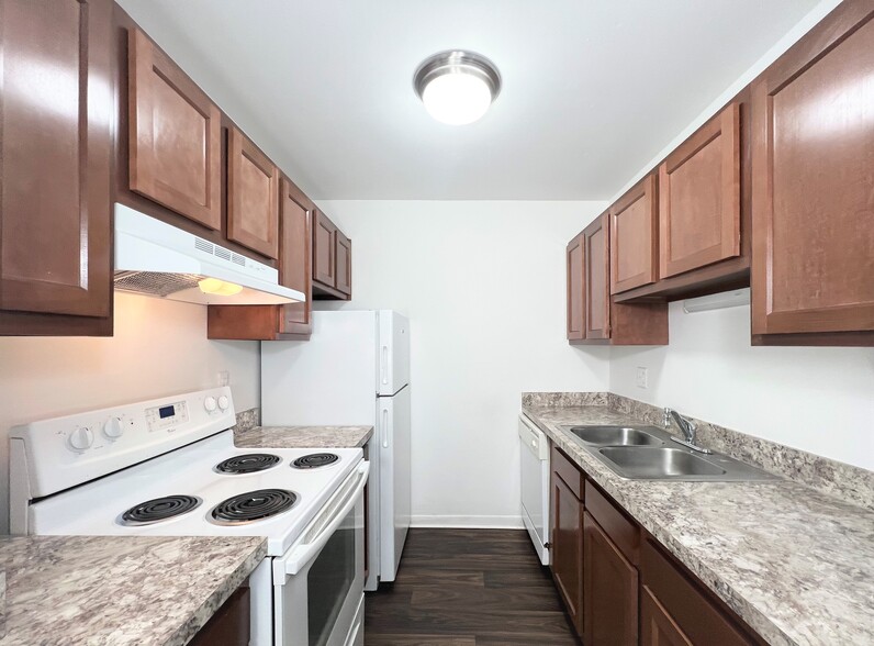 1BD, 1BA - Kitchen - Kimberly Club Apartments