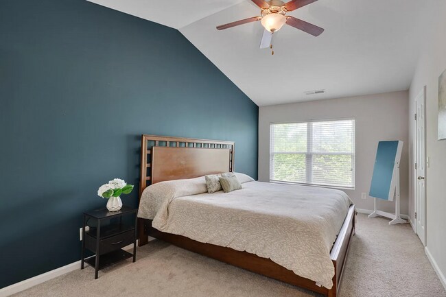 Building Photo - Cozy End-Unit Townhome – Prime Durham Loca...