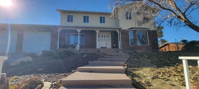 Building Photo - Beautiful house with natural light