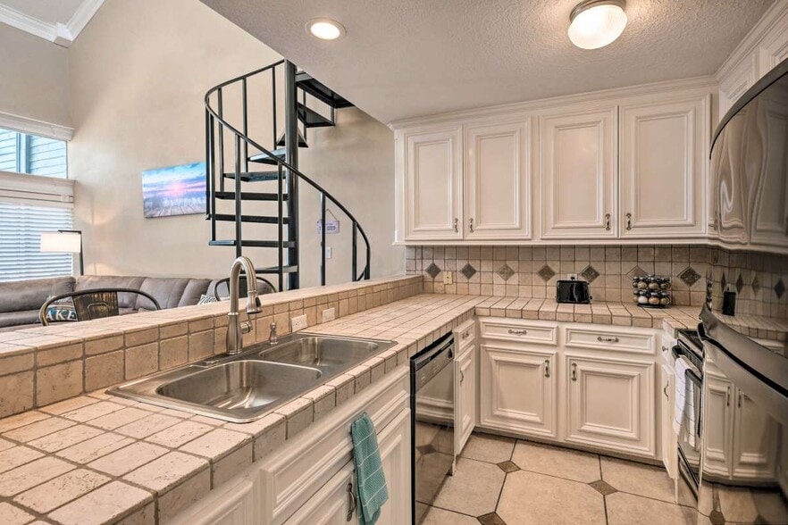 Building Photo - 12500 Melville Dr