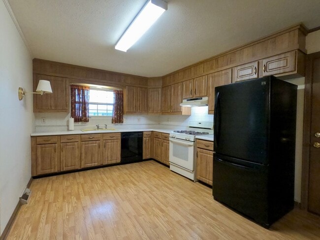 Building Photo - ALL ONE LEVEL IN THE HALLS COMMUNITY! 2 BD...
