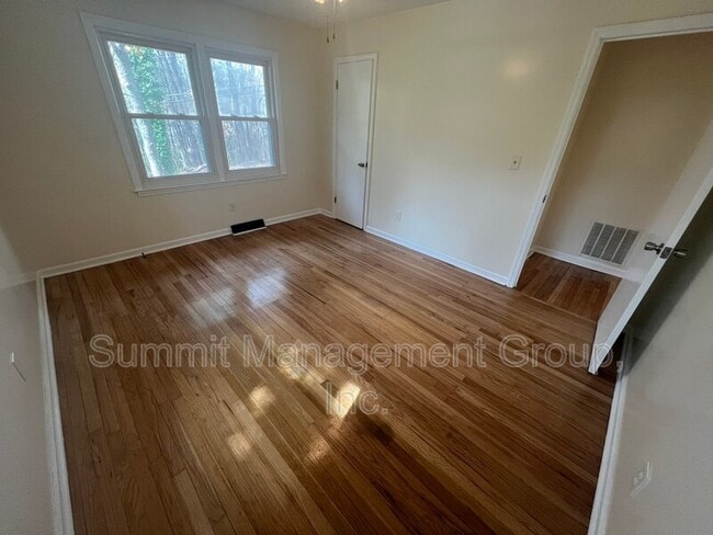 Building Photo - 8293 Lakeview Dr SW