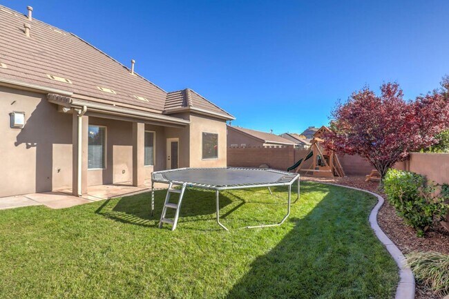 Building Photo - Beautifully Designed 5 Bedroom Home in Was...