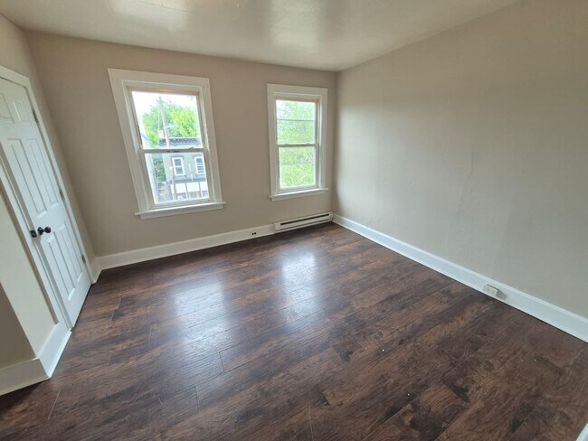Building Photo - 215 Elm St
