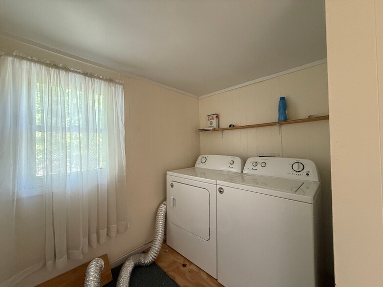 Building Photo - 399 Center St