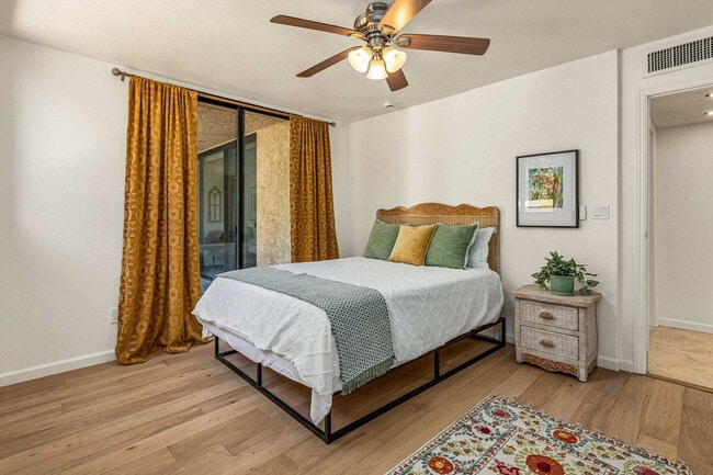 Building Photo - 2420 Torrey Pines Rd