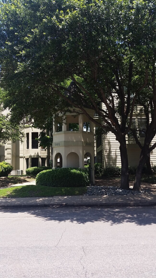 Building Photo - 3105 San Jacinto Street