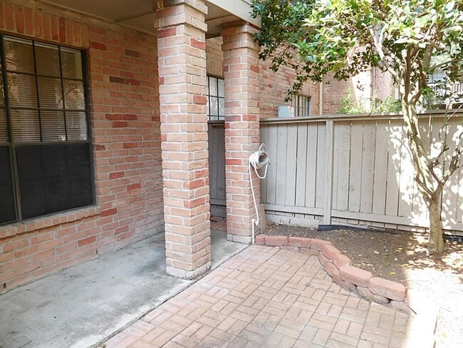 Building Photo - 2255 Braeswood Park Dr
