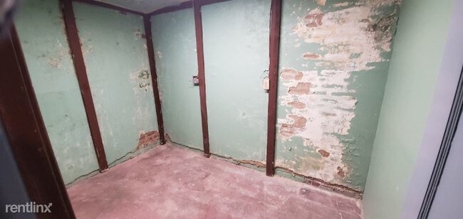 Building Photo - 2 br, 2 bath Apartment - 1318 W. 18th St. N.