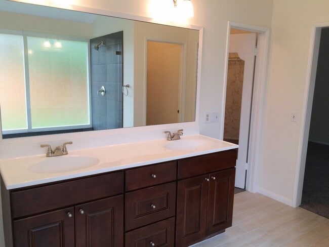 Building Photo - 4 Bedroom Townhouse - Ideal for Chapman St...