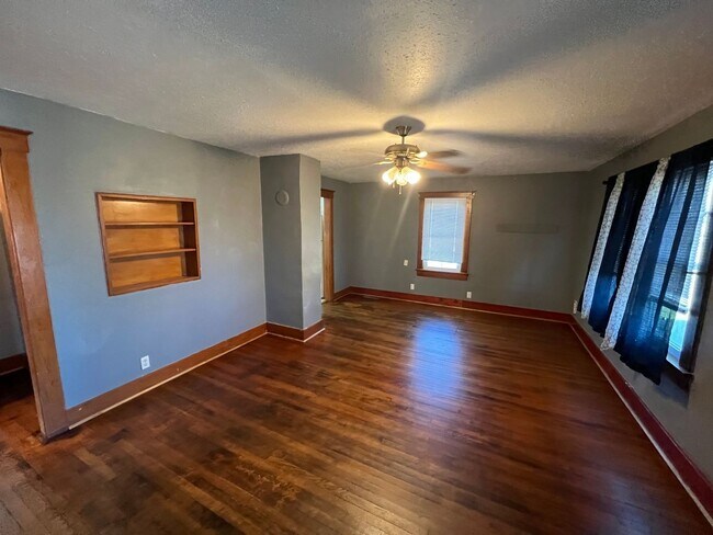 Building Photo - House in Dixon, MO!