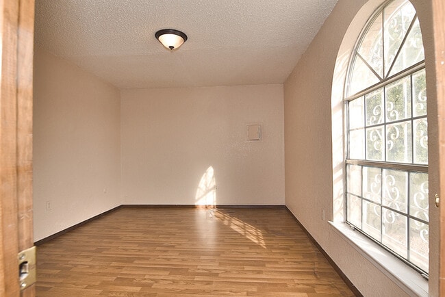 Building Photo - Eastside 3 Bedroom 2 Bath