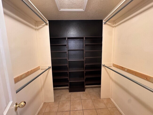 Building Photo - Beautiful 3 Bedroom, 2 Bathroom, 3 Car Garage