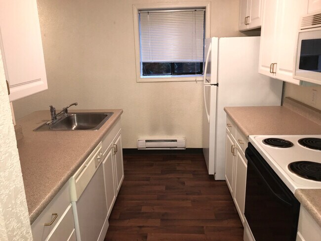 Building Photo - Spacious 1BR w/ Off-Street Parking | Quiet 4-Unit Building + Pet Friendly