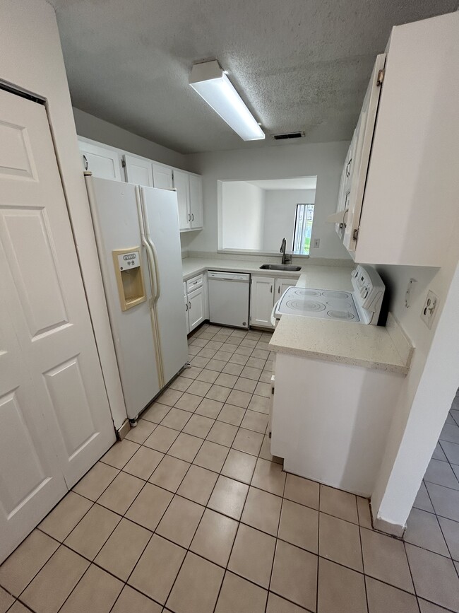 Building Photo - 212 Palm Cir E