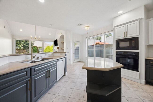 Building Photo - 6615 Redberry Glen Ln