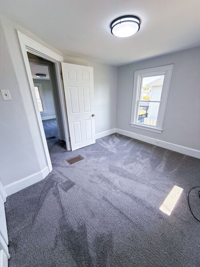 Building Photo - Move-In Ready 3 Bedroom Home w/ Fresh Pain...