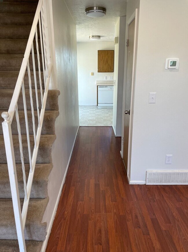 Building Photo - 2 Bedroom, 1.5 Bathroom Twin Home in West ...