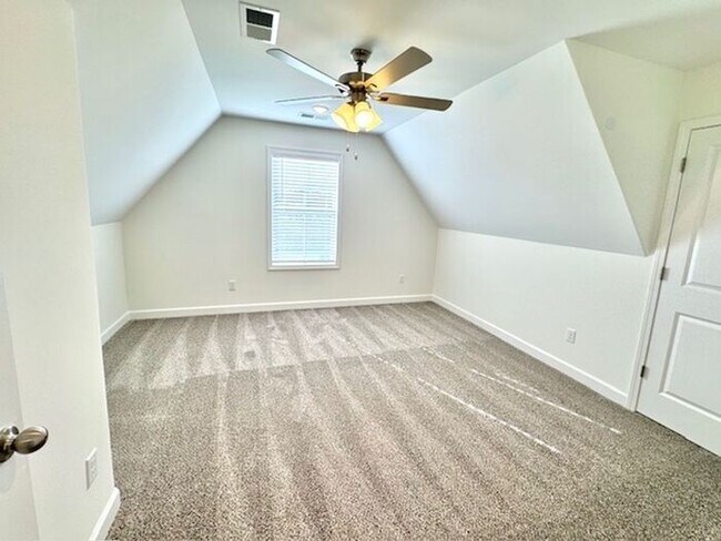 Building Photo - Now Leasing a 4-bedroom 25 bath home in Oakland.