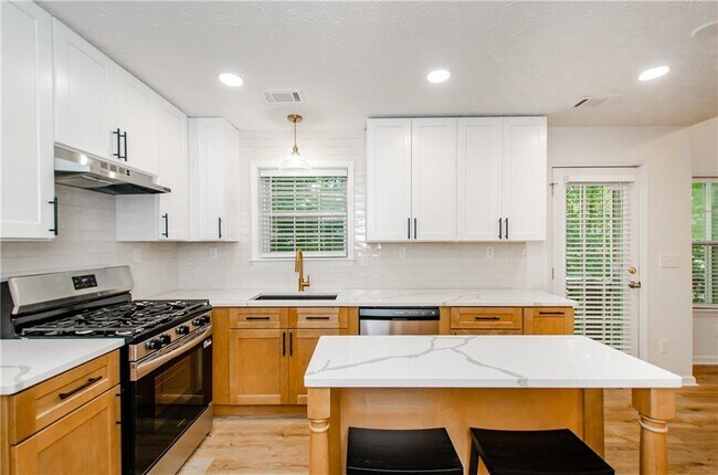 Building Photo - 3390 Northcliff Dr