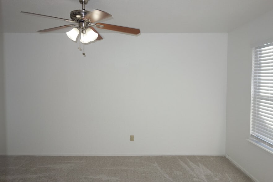 Primary Bedroom with Ceiling Fan - 6604 S Utica Pl