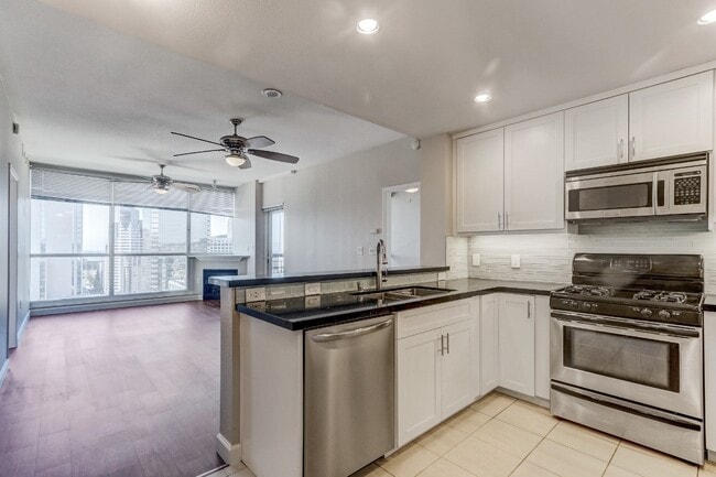 Building Photo - 300 W Beech St