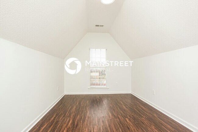 Building Photo - 3 Bedroom Pet-Friendly Home in MEMPHIS, TN with Main Street Renewal