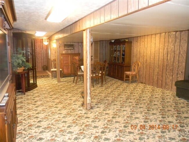 Building Photo - 100 Farm Ln