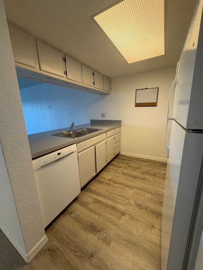 Building Photo - 4008 Oakview Dr
